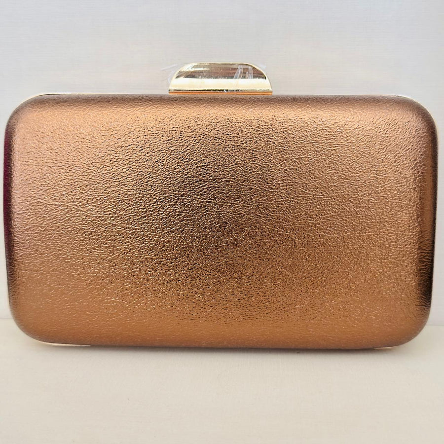 Clutch Marrom Cobre Metalizada com Detalhe Dourado
