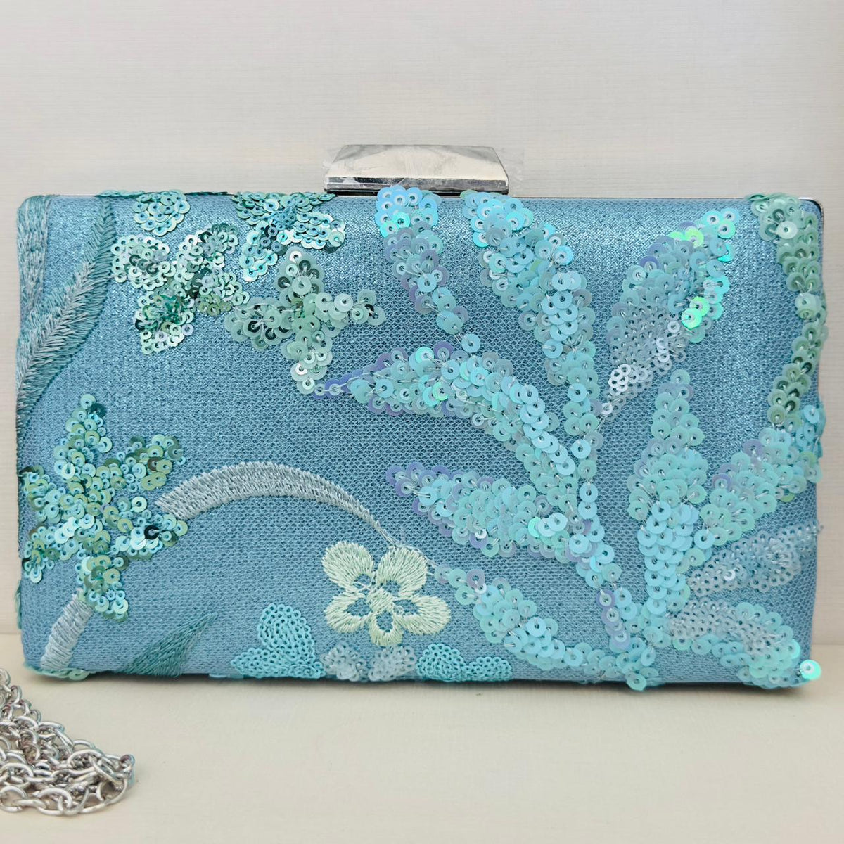 Clutch Bordada Azul Claro com Menta Detalhe Prata