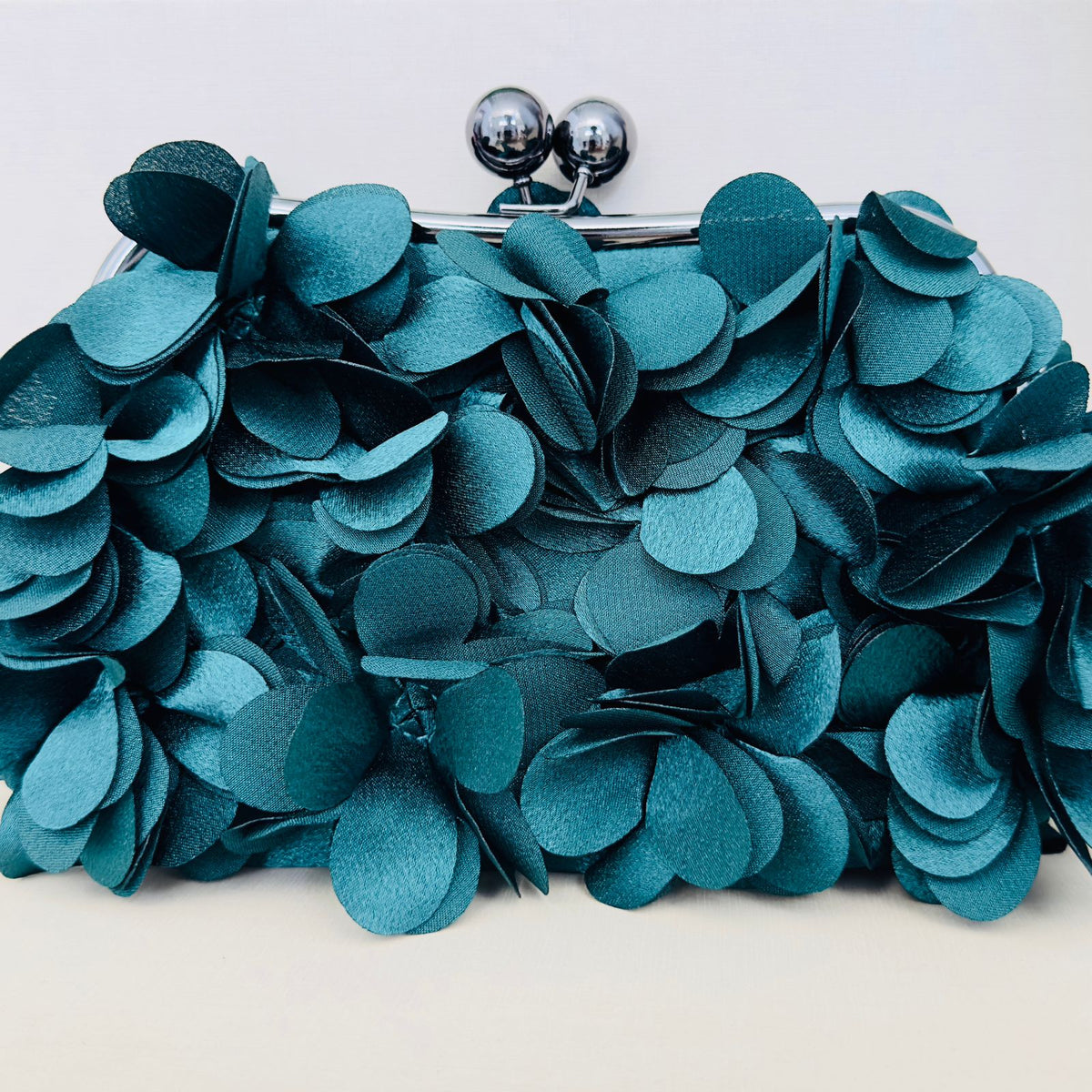 Clutch de Pétalas Verde Escura Detalhe Ônix