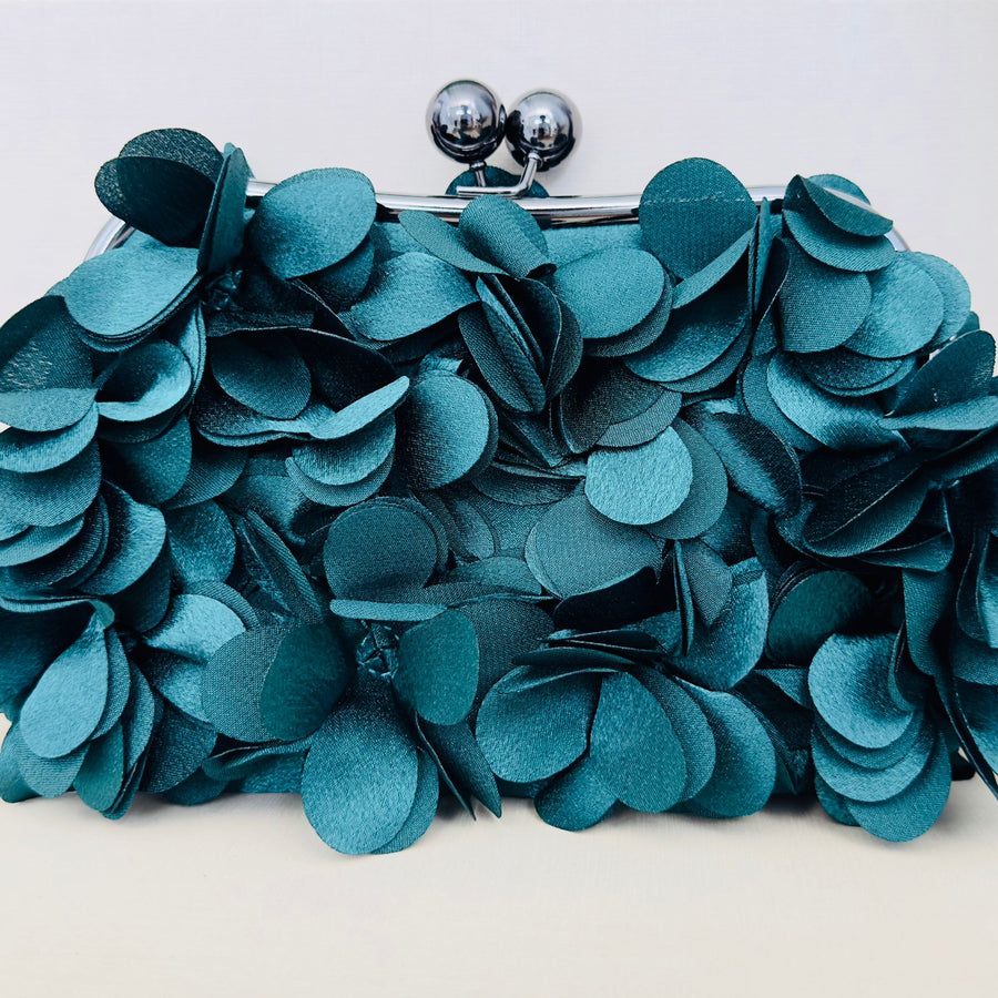 Clutch de Pétalas Verde Escura Detalhe Ônix