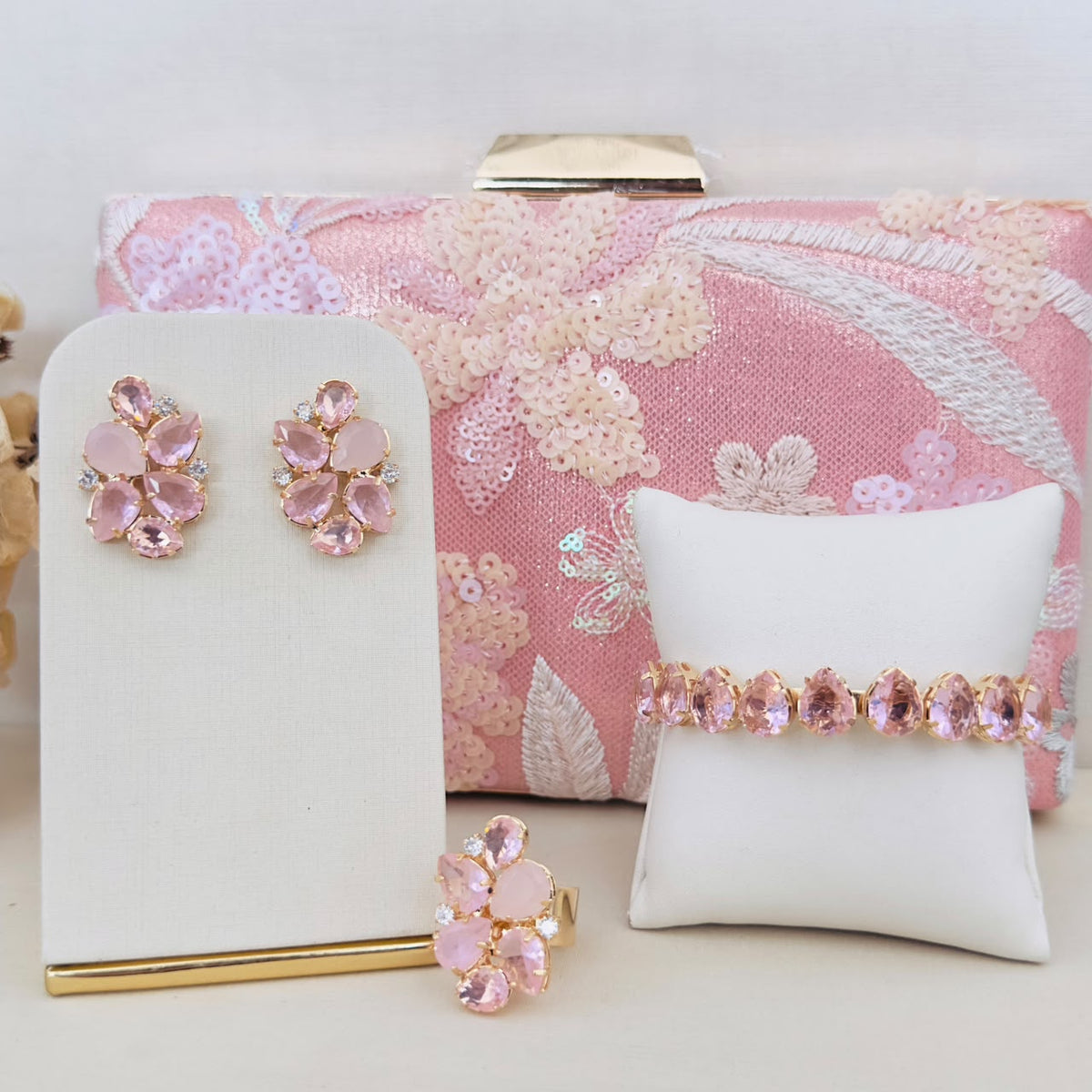 Kit 4 Peças Clutch Bordada, Brinco, Bracelete e Anel Regulável Jade de Zircônia Tons de Rosa Banho Dourado