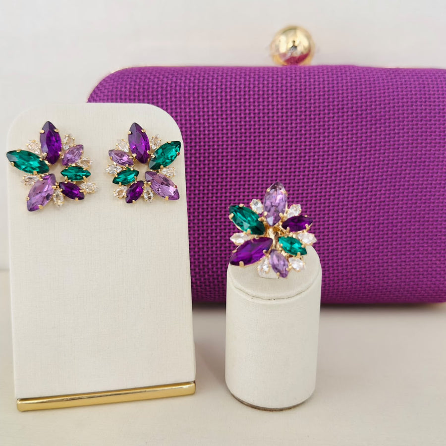 Kit Clutch, Brinco e Anel Regulável Hasse Pedraria Roxo com Verde Banho Dourado