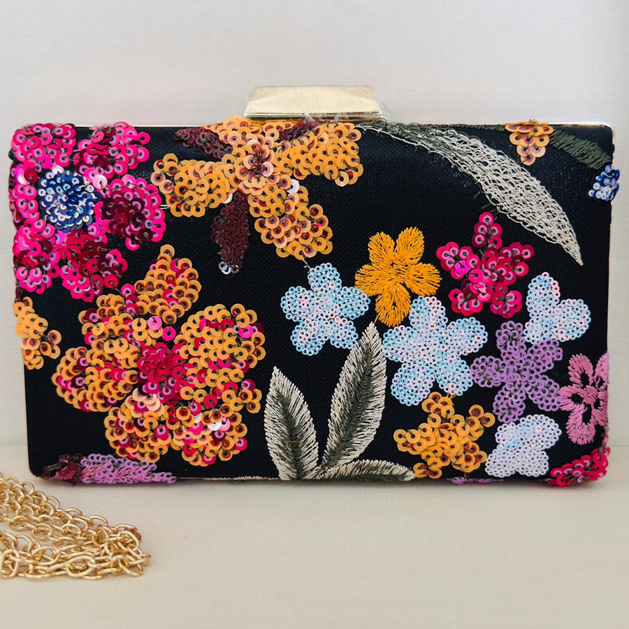 Clutch Bordada Preta com Detalhe Colorido