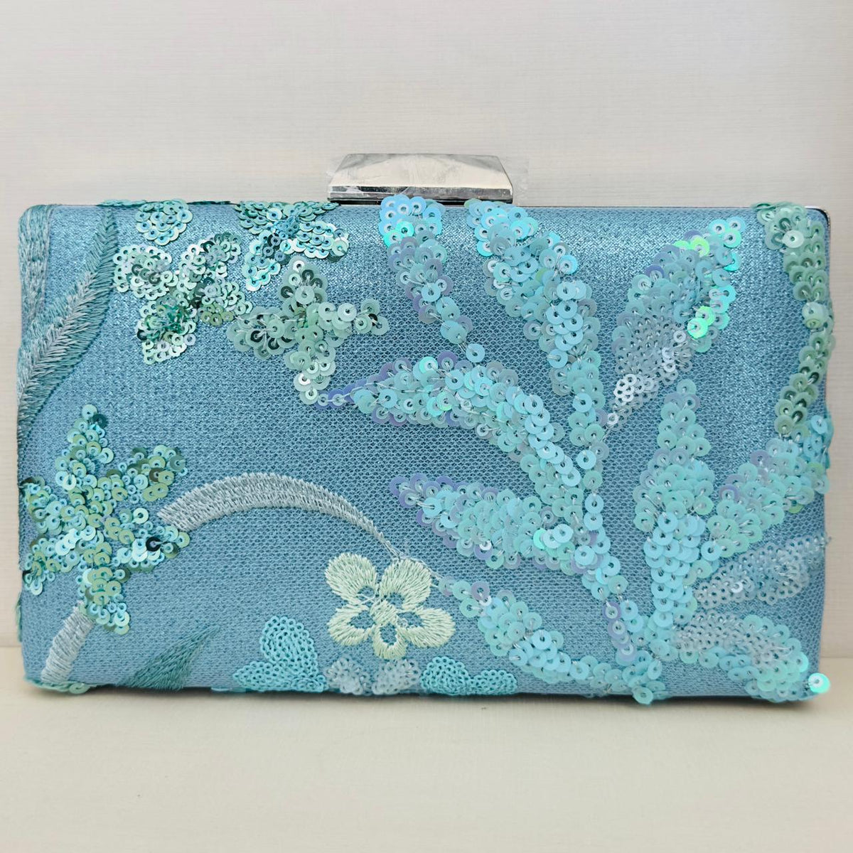 Clutch Bordada Azul Claro com Menta Detalhe Prata