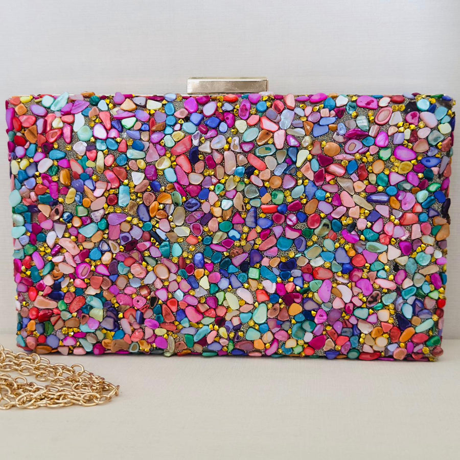 Clutch de Pedrinhas Colorida com Detalhe Dourado