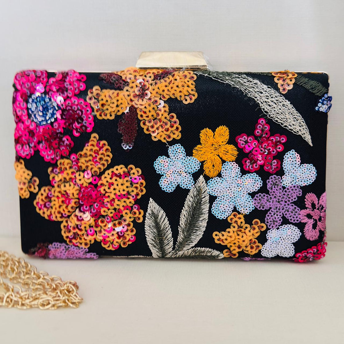 Clutch Bordada Preta com Detalhe Colorido