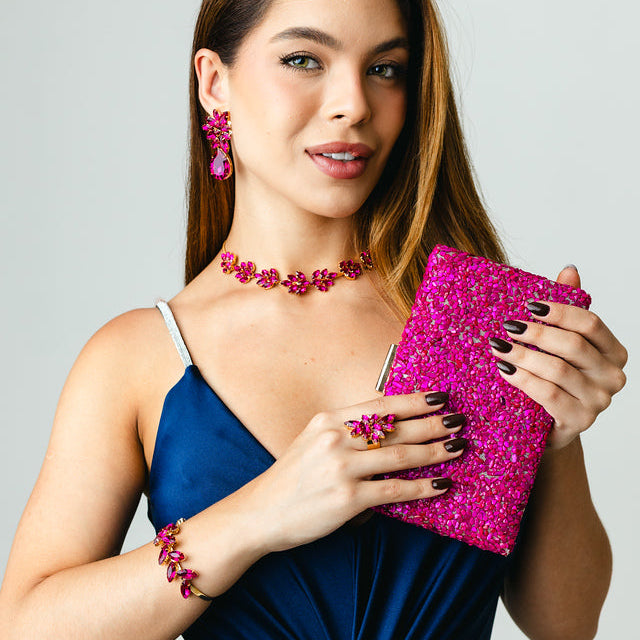 Kit 5 Peças Clutch, Brinco, Bracelete, Colar e Anel Regulável Scarlat de Pedraria Pink Banho Dourado