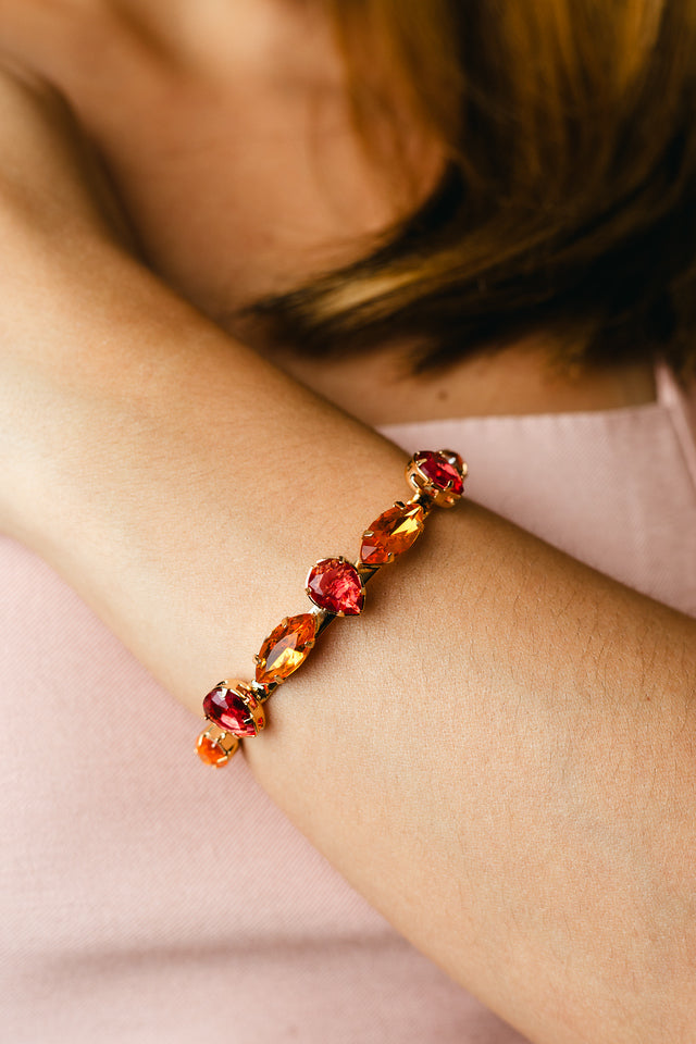 Kit Brinco, Bracelete e Anel Regulável Josy Coral com Rosa Fúcsia Banho Dourado