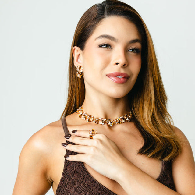 Kit Brinco, Colar e Anel Regulável Queens de Pedraria Tons de Marrom Banho Dourado