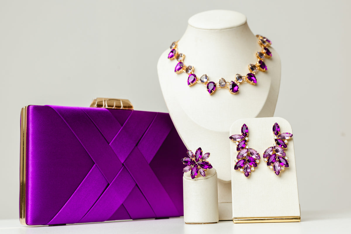 Kit 4 Peças Clutch, Brinco, Anel Regulável e Colar Miriam Tons de Roxo Banho Dourado