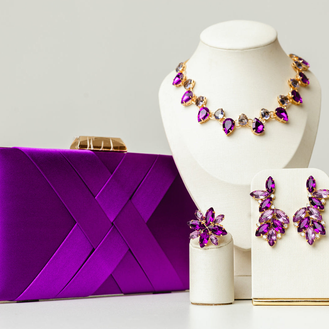 Kit 4 Peças Clutch, Brinco, Anel Regulável e Colar Miriam Tons de Roxo Banho Dourado
