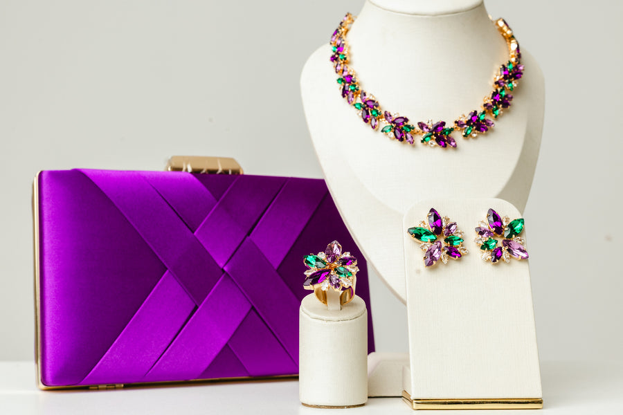 Kit 4 Peças Clutch, Brinco, Anel Regulável e Colar JessyHasse Roxo com Verde Banho Dourado