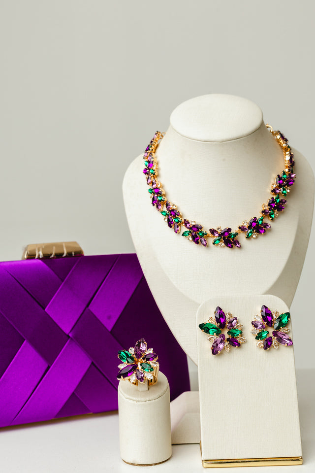 Kit 4 Peças Clutch, Brinco, Anel Regulável e Colar JessyHasse Roxo com Verde Banho Dourado