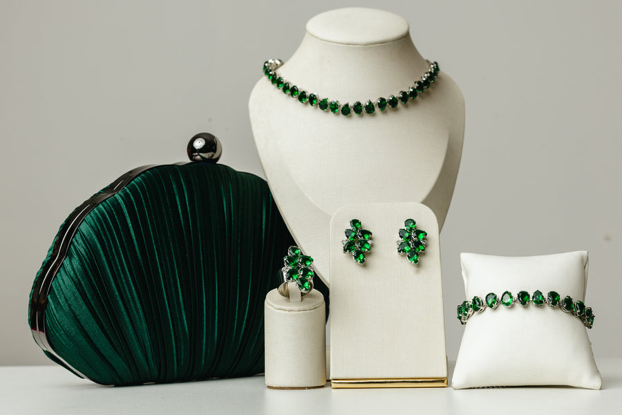 Kit 5 Peças Clutch, Brinco, Anel Regulável, Pulseira e Colar de Gotinhas Zircônia Esmeralda Prata