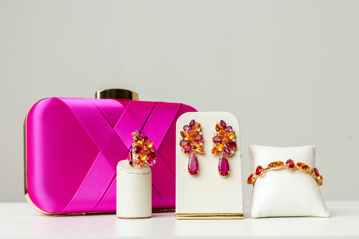 Kit 4 Peças Clutch, Brinco, Bracelete e Anel Regulável Josy Coral com Rosa Fucsia Banho Dourado