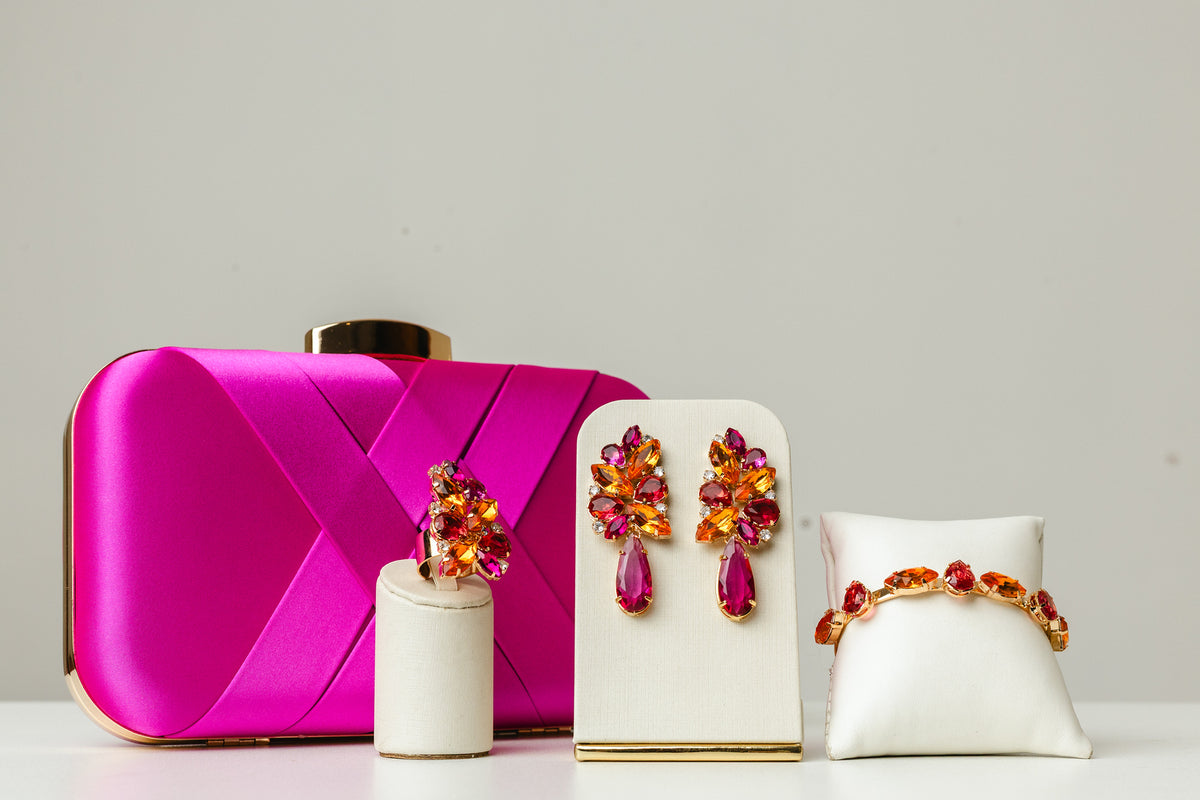 Kit 4 Peças Clutch, Brinco, Bracelete e Anel Regulável Josy Coral com Rosa Fucsia Banho Dourado