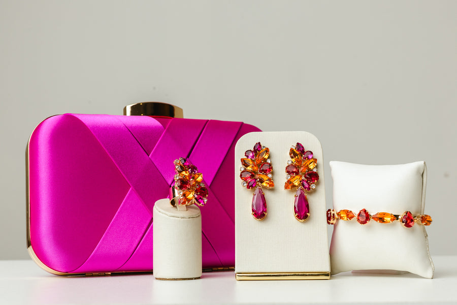 Kit 4 Peças Clutch, Brinco, Bracelete e Anel Regulável Josy Coral com Rosa Fucsia Banho Dourado