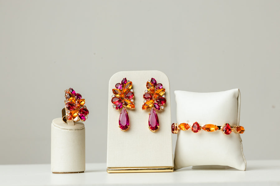 Kit Brinco, Bracelete e Anel Regulável Josy Coral com Rosa Fúcsia Banho Dourado