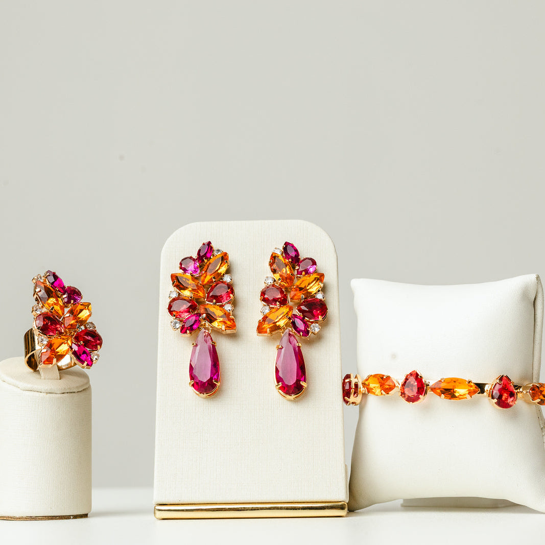 Kit Brinco, Bracelete e Anel Regulável Josy Coral com Rosa Fúcsia Banho Dourado