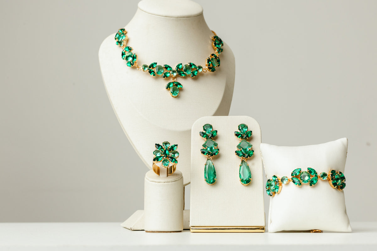 Kit 4 Peças Brinco, Colar, Pulseira e Anel Regulável Luxo Tons de Verde Banho Dourado