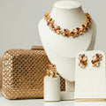 Kit 4 Peças Clutch Brilhosa, Brinco, Colar e Anel Regulável Queens de Pedraria Tons de Marrom Banho Dourado