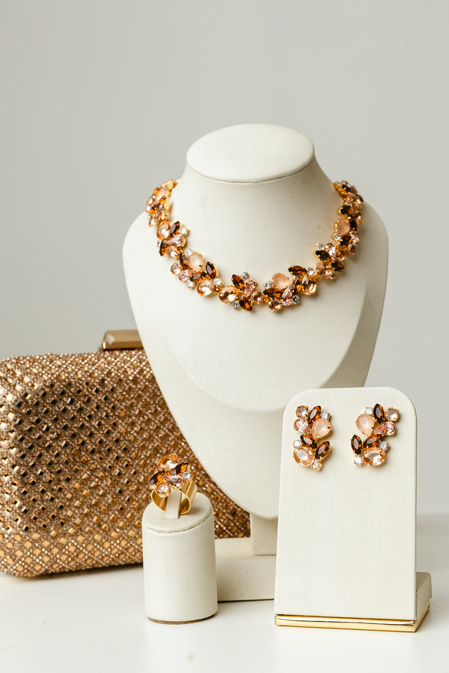 Kit 4 Peças Clutch Brilhosa, Brinco, Colar e Anel Regulável Queens de Pedraria Tons de Marrom Banho Dourado