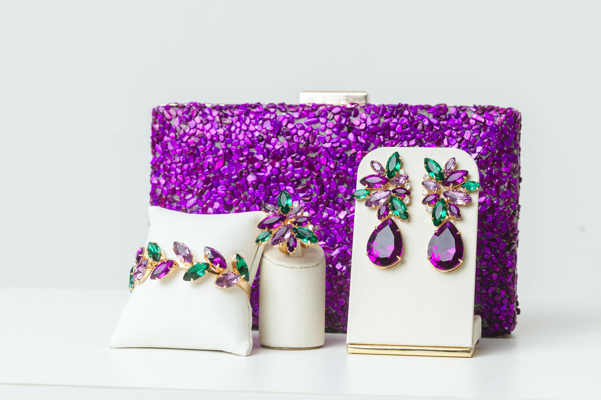 Kit 4 Peças Clutch de Pedrinhas, Brinco, Bracelete e Anel Regulável Scarlat Roxo com Verde Dourado