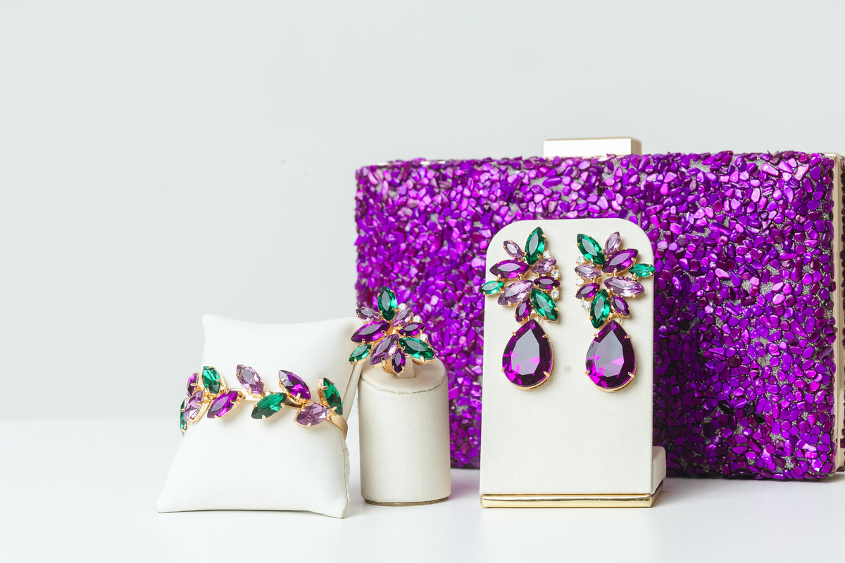 Kit 4 Peças Clutch de Pedrinhas, Brinco, Bracelete e Anel Regulável Scarlat Roxo com Verde Dourado