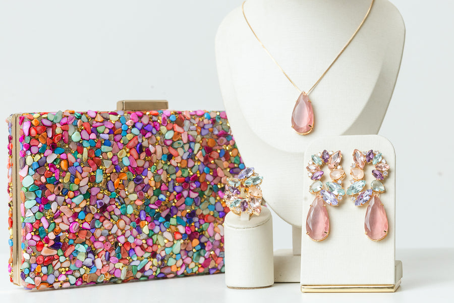 Kit 4 Peças Clutch de Pedrinhas, Brinco, Colar e Anel Regulável Amanda Collor Dourado