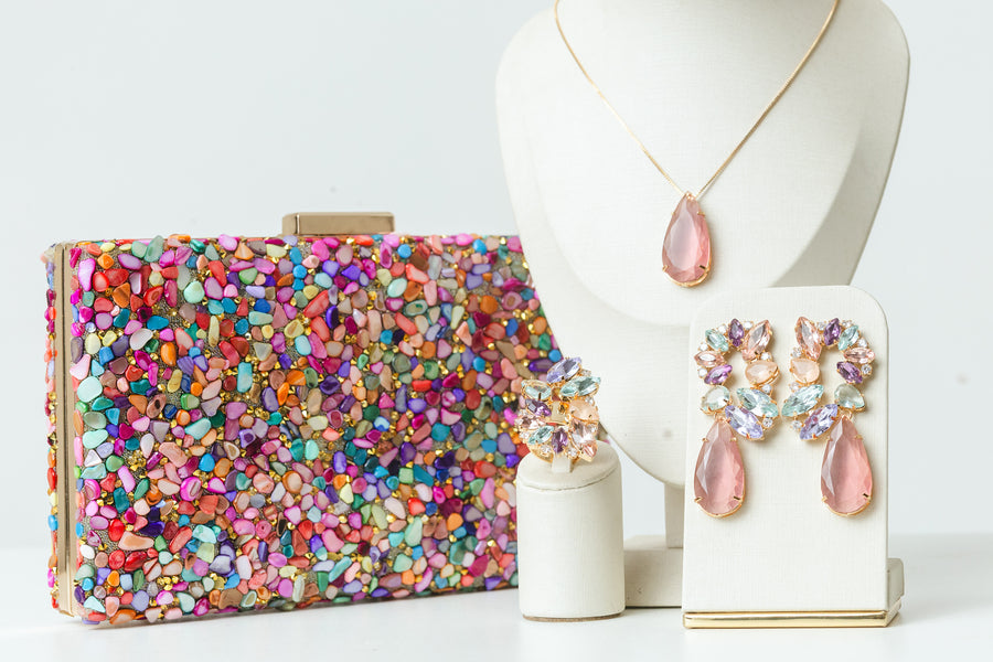 Kit 4 Peças Clutch de Pedrinhas, Brinco, Colar e Anel Regulável Amanda Collor Dourado