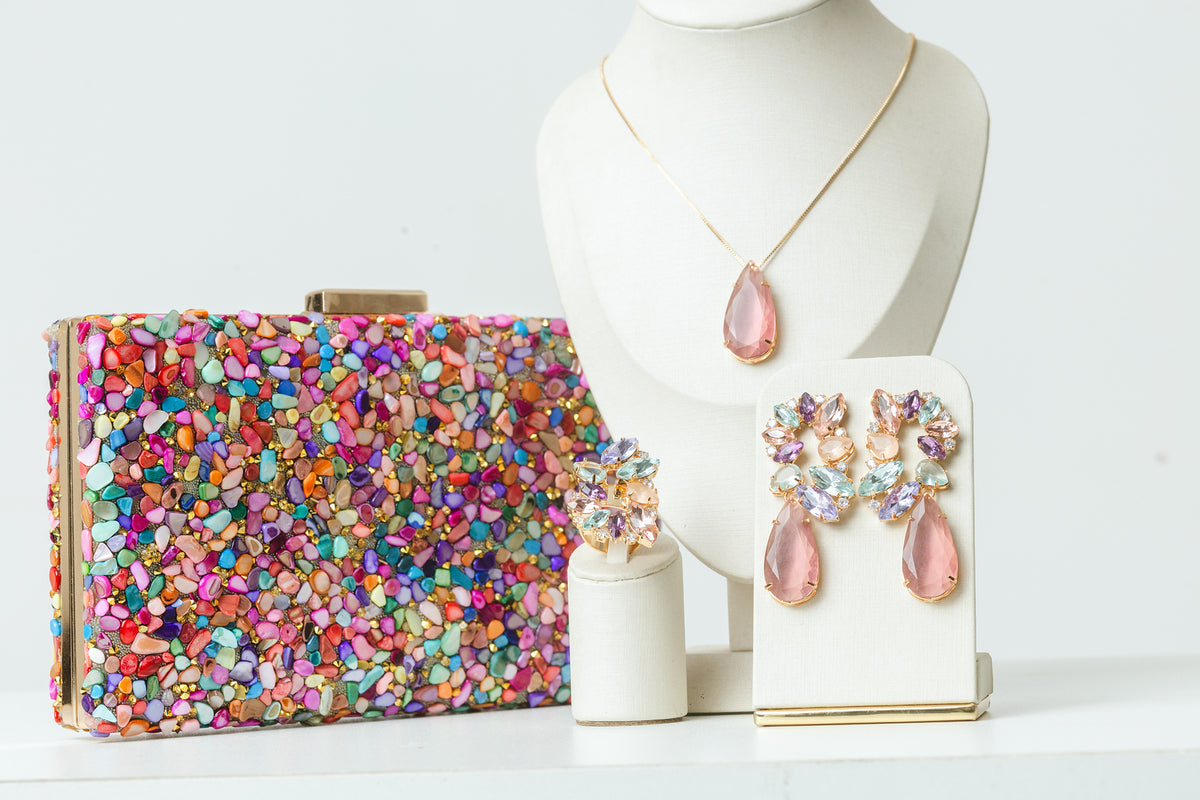 Kit 4 Peças Clutch de Pedrinhas, Brinco, Colar e Anel Regulável Amanda Collor Dourado