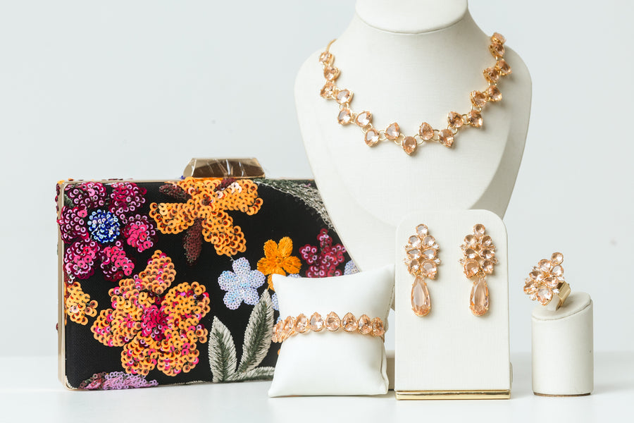 Kit 5 Peças Clutch Bordada, Brinco, Bracelete, Colar e Anel Regulável de Zircônia Nude Thamires Dourado