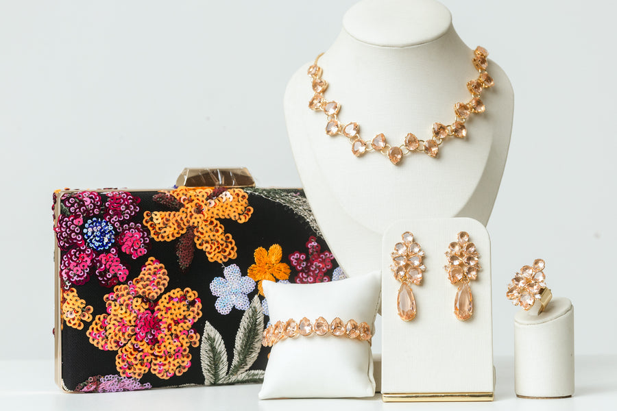 Kit 5 Peças Clutch Bordada, Brinco, Bracelete, Colar e Anel Regulável de Zircônia Nude Thamires Dourado