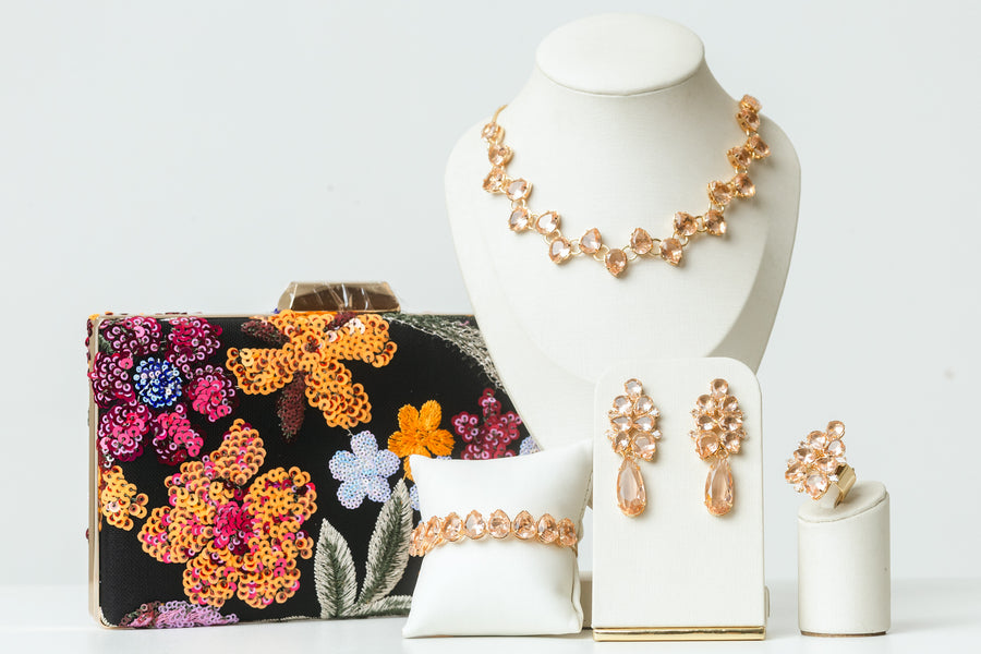 Kit 5 Peças Clutch Bordada, Brinco, Bracelete, Colar e Anel Regulável de Zircônia Nude Thamires Dourado
