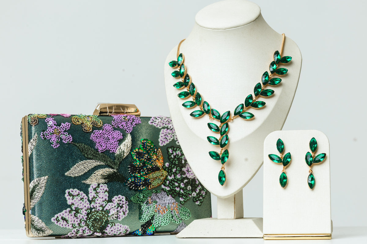 Kit Clutch Bordada, Brinco e Colar de Pedraria Esmeralda Maria Vilma Dourado