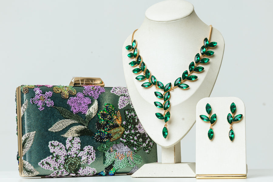Kit Clutch Bordada, Brinco e Colar de Pedraria Esmeralda Maria Vilma Dourado