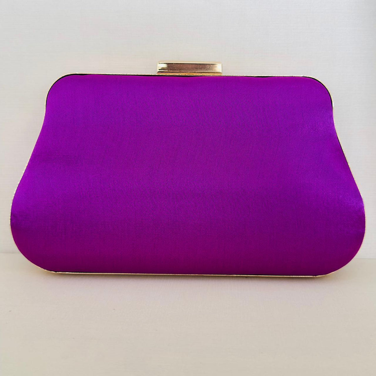 Clutch de Cetim Roxa com Detalhe Dourado