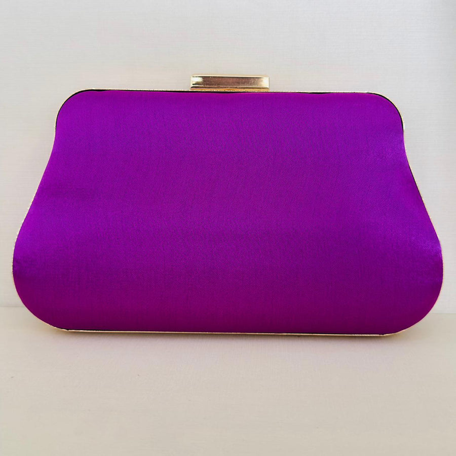 Clutch de Cetim Roxa com Detalhe Dourado