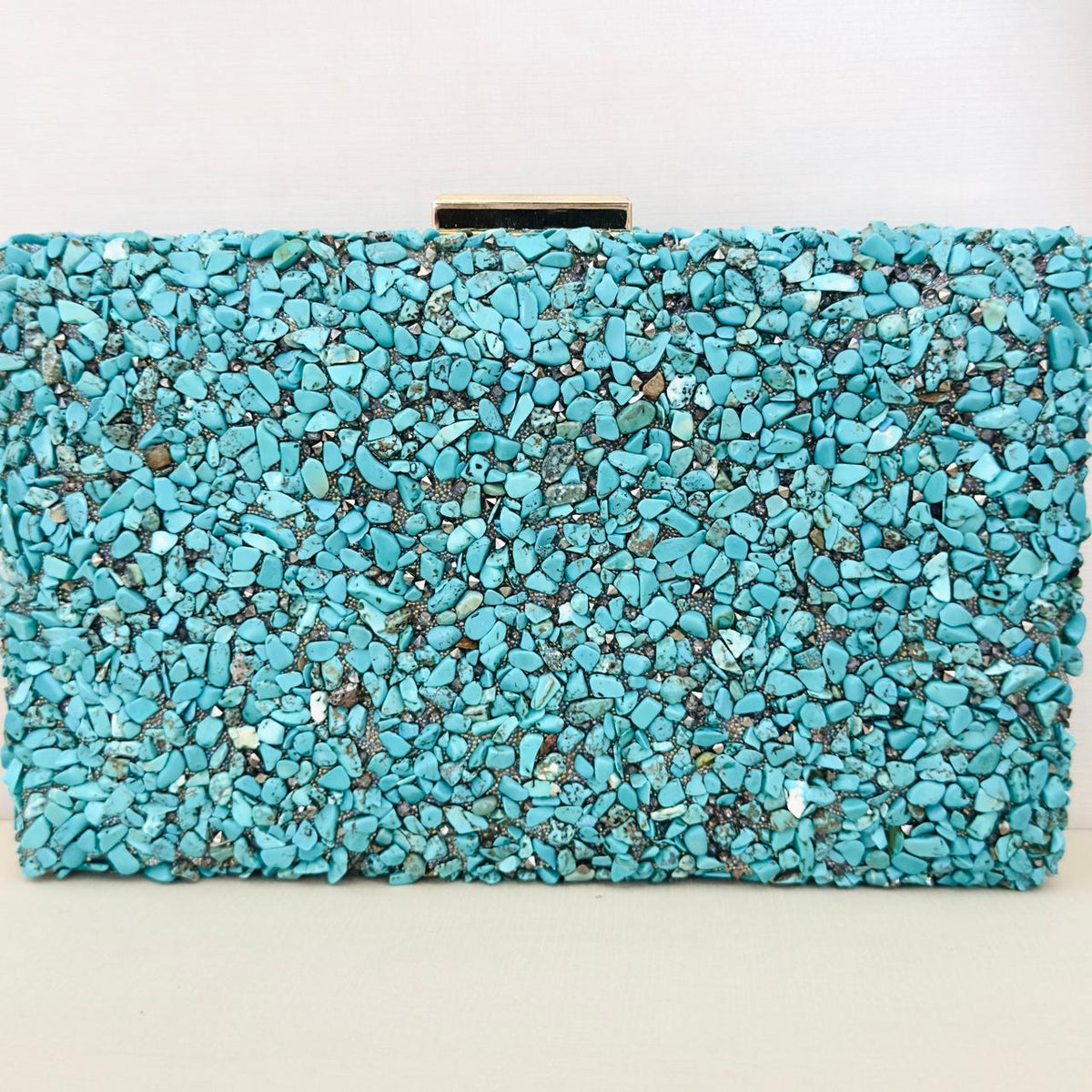 Clutch de Pedrinhas Azul Claro Turquesa Detalhe Dourado