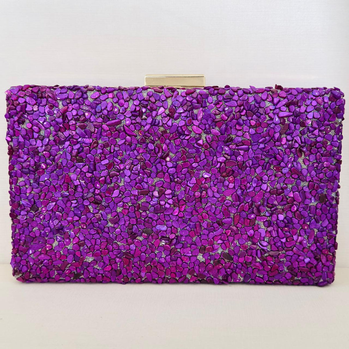 Clutch de Pedrinhas Roxa com Detalhe Dourado