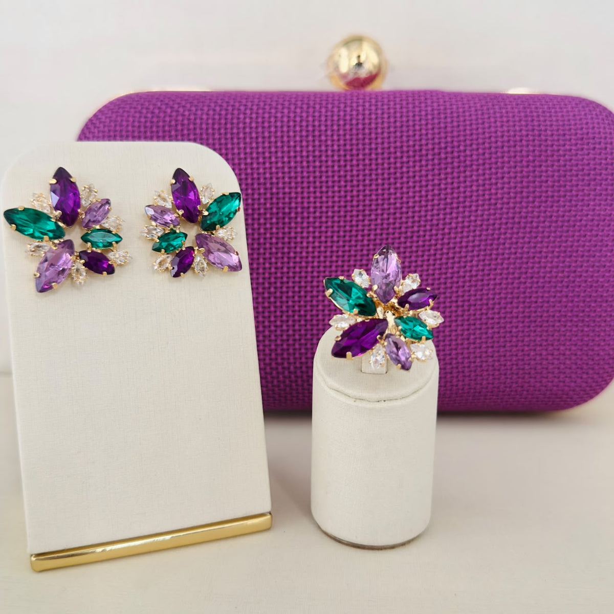 Kit Clutch, Brinco e Anel Regulável Hasse Pedraria Roxo com Verde Banho Dourado