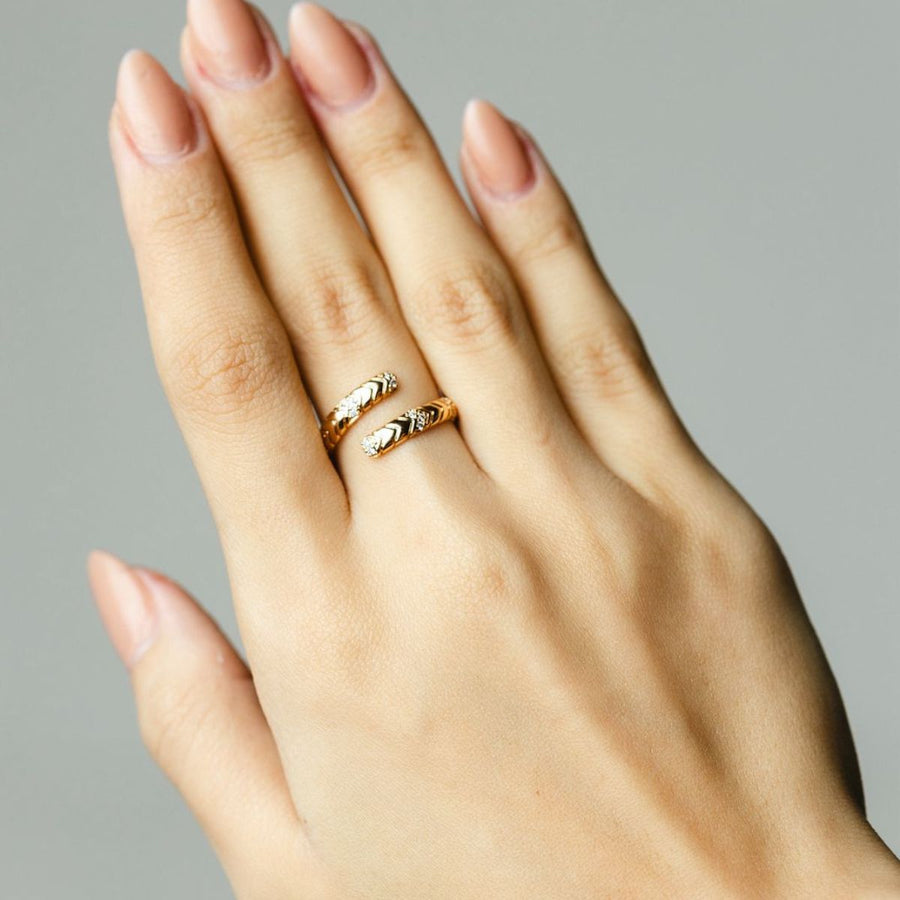 Anel Espiral Dourado Com Zircônia