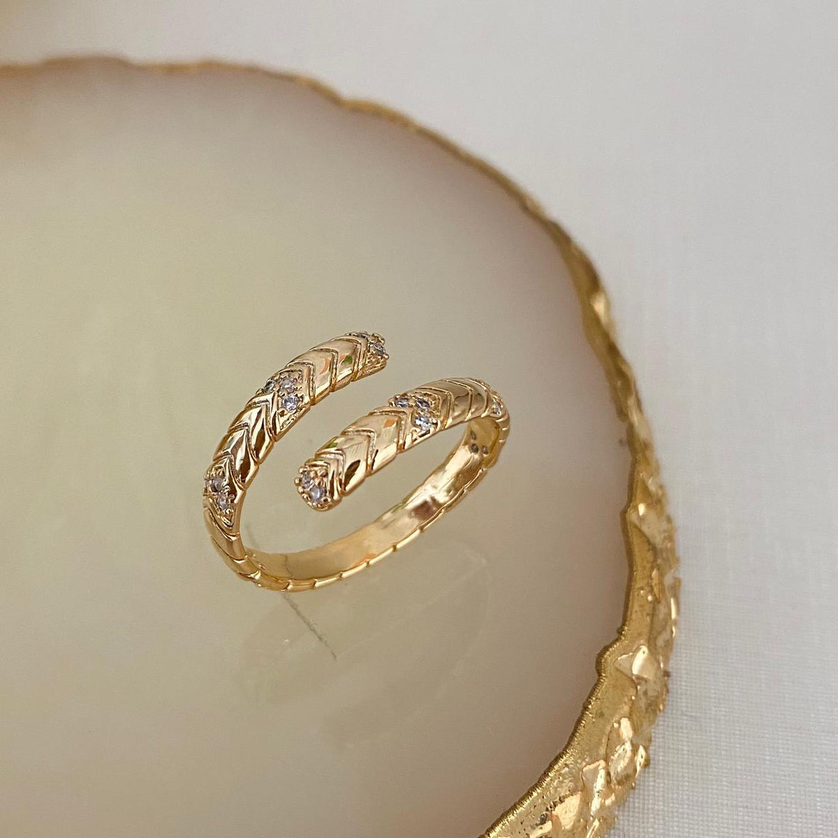 Anel Espiral Dourado Com Zircônia