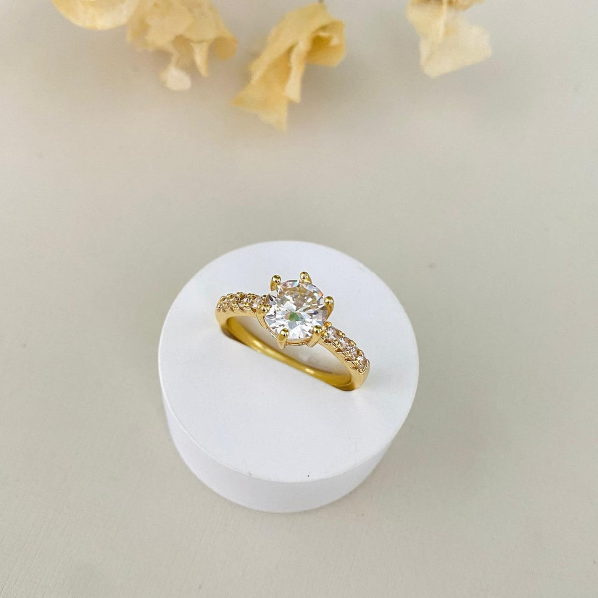 Anel Solitário de Zircônia Cristal e Micro pontos de Zircônia | Dourado Tamanho:20