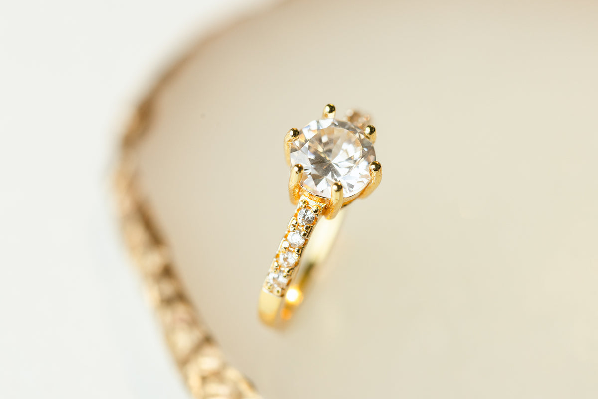 Anel Solitário de Zircônia Cristal e Micro pontos de Zircônia | Dourado Tamanho:20