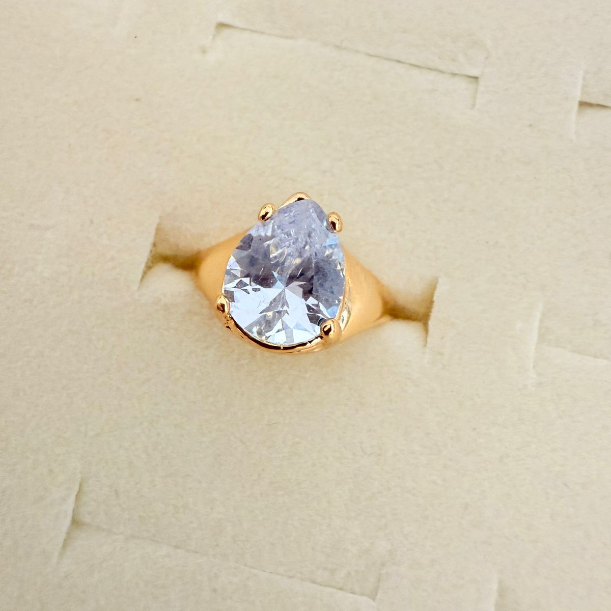 Anel Solitário Gota com Zircônia Dourado