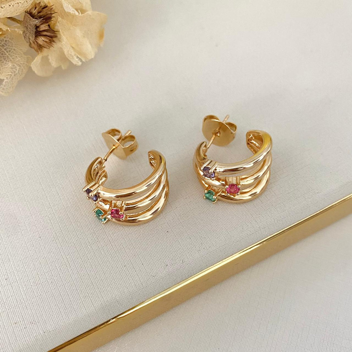 Argola Pequena 3 Fios de Zircônia Collor Dourado