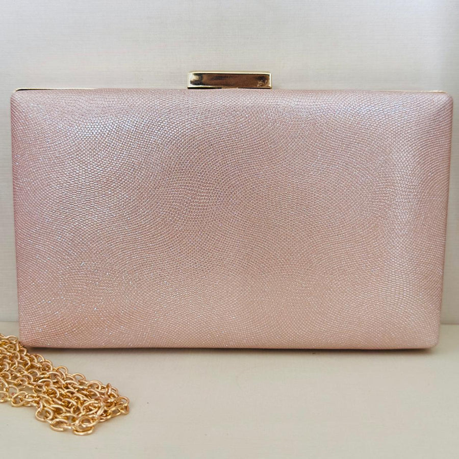 Clutch Rosa Claro de Brilho Detalhe Dourado