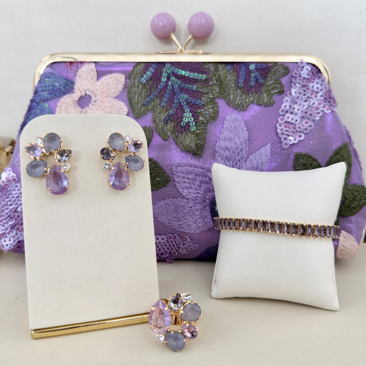 Kit 4 Peças Clutch Bordada, Brinco, Pulseira e Anel Regulável Broxn de Zircônia Tons de Lilás Banho Dourado