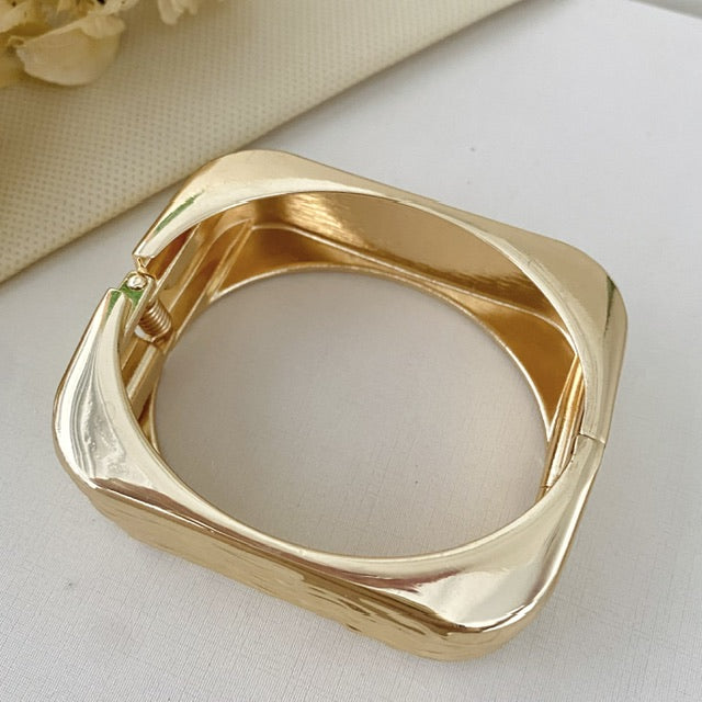 Bracelete Quadrado Ondas Dourado